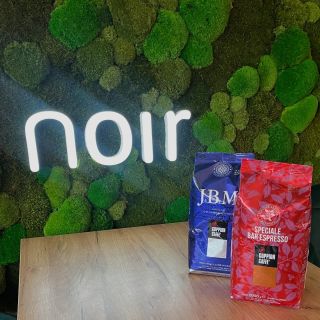 V @noir_caffebar môžete ochutnať 100% arabica Jamaica Blue Mountain a na druhom mlynčeku taliansku zmes arabica a robusta...
